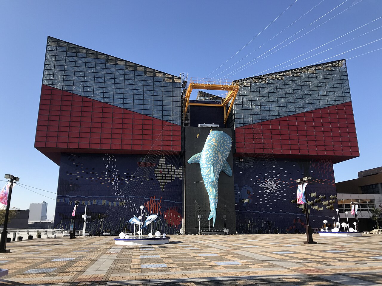 大阪海游馆的红蓝色外墙与鲸鲨图案。